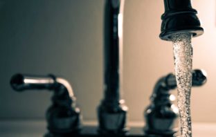 IL VIZIETTO DI CONTAMINARE LE ACQUE E DI INDEBOLIRE LE MASSE