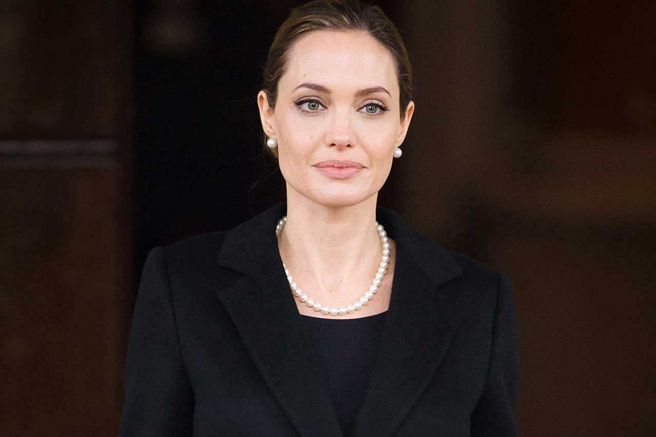 ANGELINA JOLIE E I TAGLIATORI DI TETTE