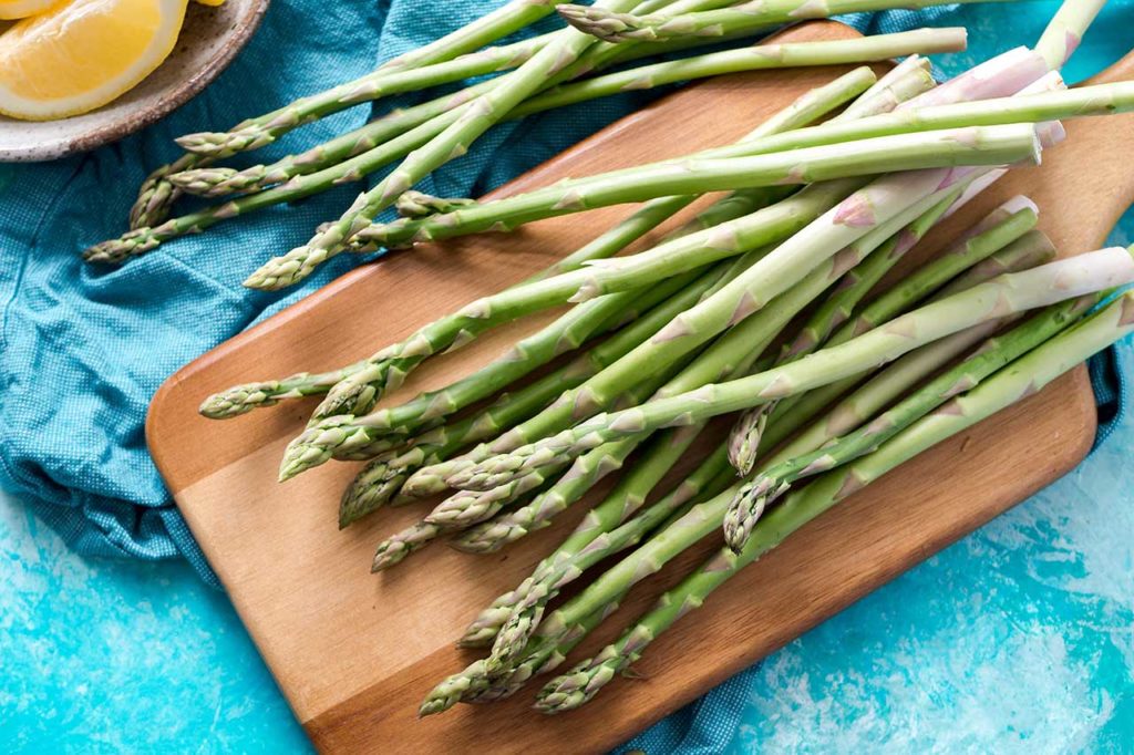 asparagi verdi su tagliere