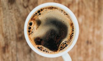 ASSUMERE CAFFEINA NON EQUIVALE AFFATTO A BERE DELL’ACQUA