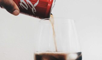 COCACOLA, UN’ORA DI BOLLICINE E UN’ORA DI DANNI