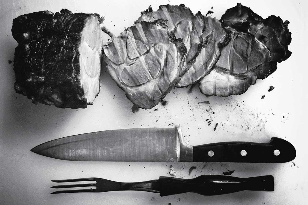 carne su tagliere e coltello