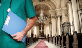 ACQUASANTIERA COL DISINFETTANTE E PADRETERNO CON LA MASCHERINA
