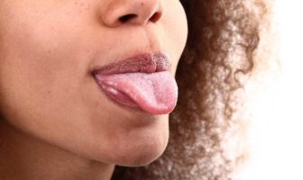 donna con lingua fuori