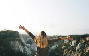 TESTIMONIANZE DI GUARIGIONE DA TIROIDITE donna con braccia al cielo
