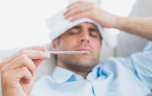 FEBBRE ALTA RICORRENTE E ROVINOSE CURE ANTIBIOTICHE immagine di persona a letto con l'influenza
