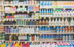 10 MOTIVI PER CUI VA ABBATTUTO IL CONSUMO DI LATTE E LATTICINI banco frigo reparto latticini