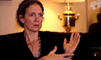 PESANTE MONITO DELLA SENSITIVA LAURA EISENHOWER A BILL GATES E AI CYBER-VAMPIRI