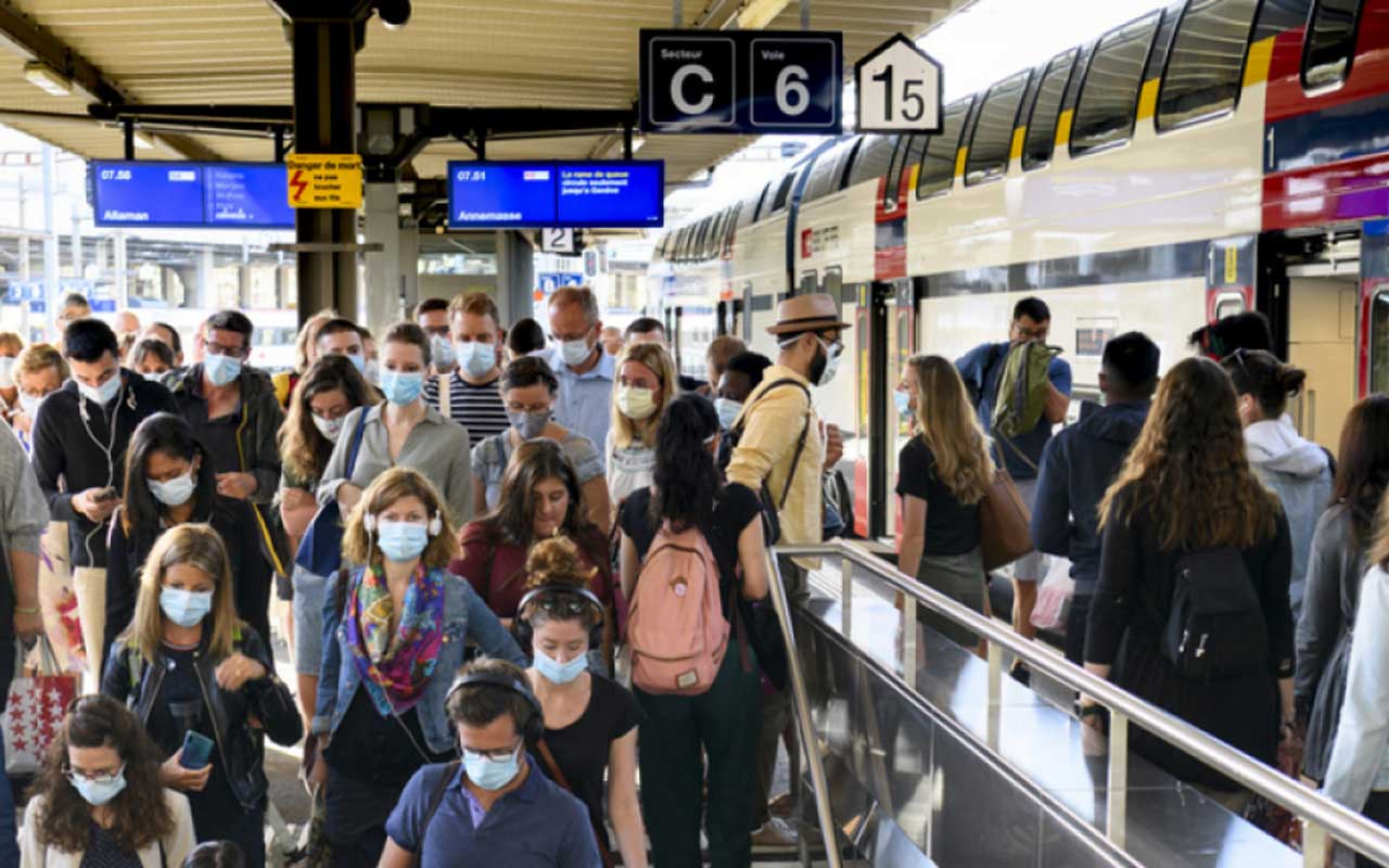 UN VIAGGIO IN TRENO NELLA ASSURDA CIVILTÀ DELLA MASCHERINA