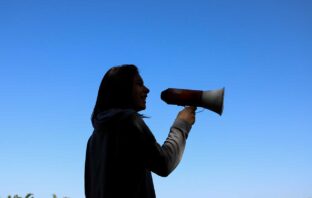 TESTIMONIANZA ESPLOSIVA DI UNA DOTTORESSA CHE SI VERGOGNA DI APPARTENERE ALL’ORDINE DEI MEDICI