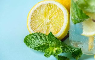 NEOPLASIE: LA VISUALE IGIENISTA limone tagliato a metà, menta e un bicchiere d'acqua