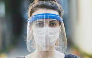 A FAR FUORI LA GENTE NON È IL CONTAGIO, MA LA PAURA DEL CONTAGIO