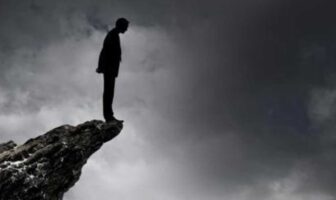 IL MONDO SULL’ORLO DEL BARATRO PER UN VIRUS CHE NON PROVOCA NIENTE, CHE NESSUNO CONOSCE E CHE NESSUNO HA MAI ISOLATO