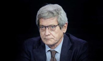 CLAMOROSE SMENTITE DEL PARADIGMA VIRALE