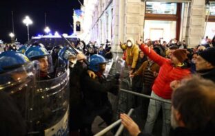 UNA RIVOLTA DI PROPORZIONI EPOCALI SCUOTE L’ITALIA DA TRIESTE A REGGIO CALABRIA