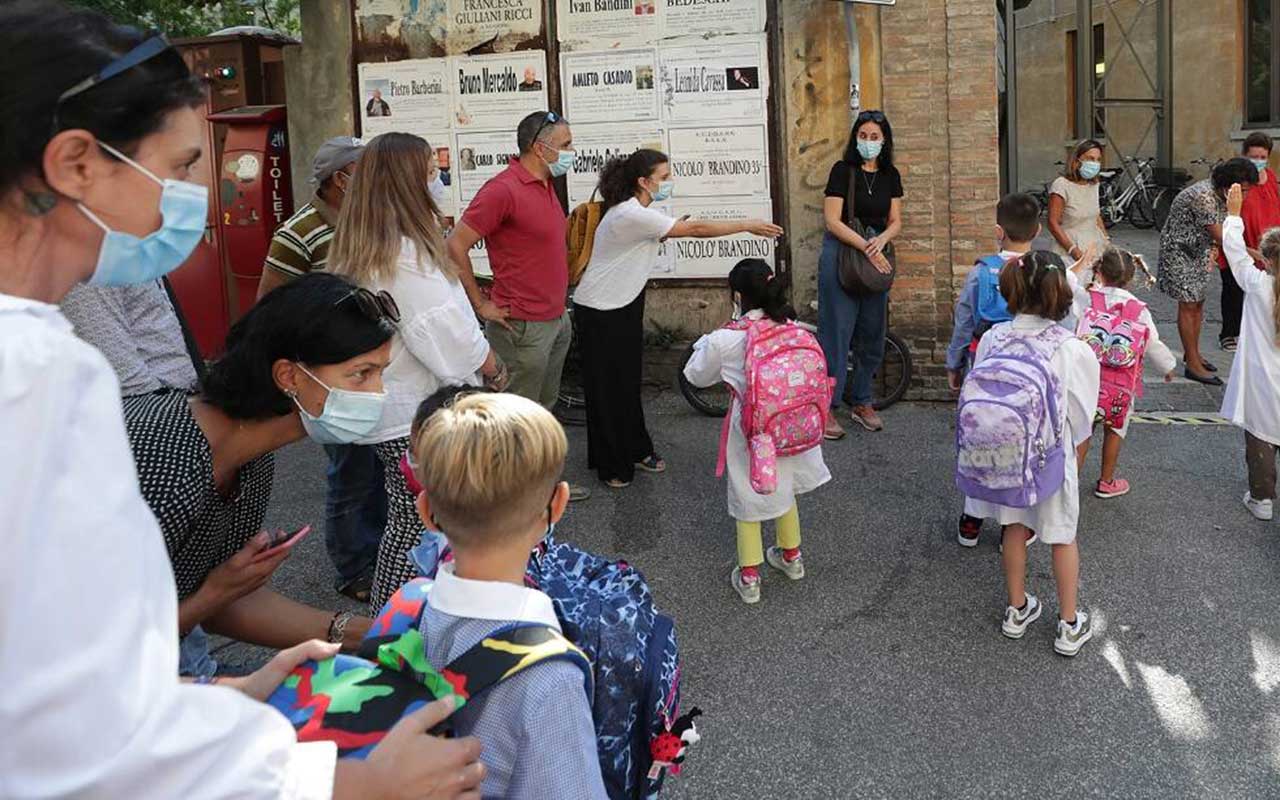 MIGLIAIA DI MAMME ANGOSCIATE NEL MANDARE I FIGLI A SCUOLA