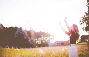 TESTIMONIANZE DI GUARIGIONE DA FIBROMA UTERINO donna felice in un campo