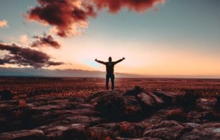 TESTIMONIANZE DI GUARIGIONE DALL’IPERTENSIONE uomo con braccia al cielo