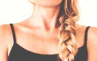 TIROIDE: FUNZIONI, DISTURBI E RIMEDI NATURALI collo di donna bionda