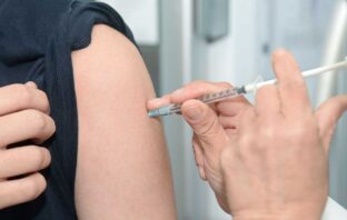 VACCINATO UGUALE MOLTIPLICATORE DI VARIANTI, CIOÈ UNTORE E DIFFUSORE DI PESTE