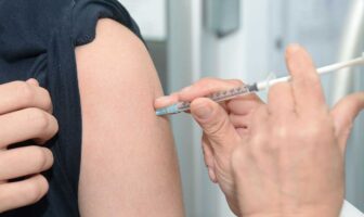 VACCINATO UGUALE MOLTIPLICATORE DI VARIANTI, CIOÈ UNTORE E DIFFUSORE DI PESTE
