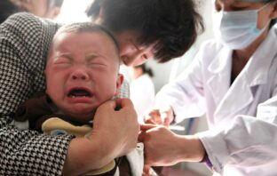 ELIMINARE I VACCINI E LE IMPOSIZIONI DALLA FACCIA DELLA TERRA