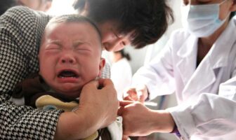 ELIMINARE I VACCINI E LE IMPOSIZIONI DALLA FACCIA DELLA TERRA