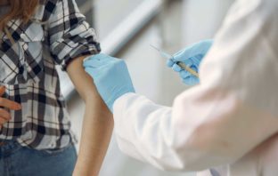 LA SCONVOLGENTE PROSPETTIVA DI DOVER VACCINARE IL PROPRIO BAMBINO