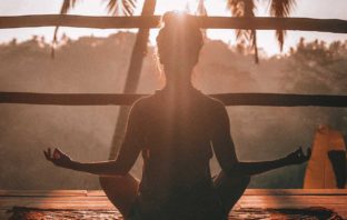 ENORMI VANTAGGI DEL DIGIUNO SECCO BREVE E RIPETUTO donna in meditazione